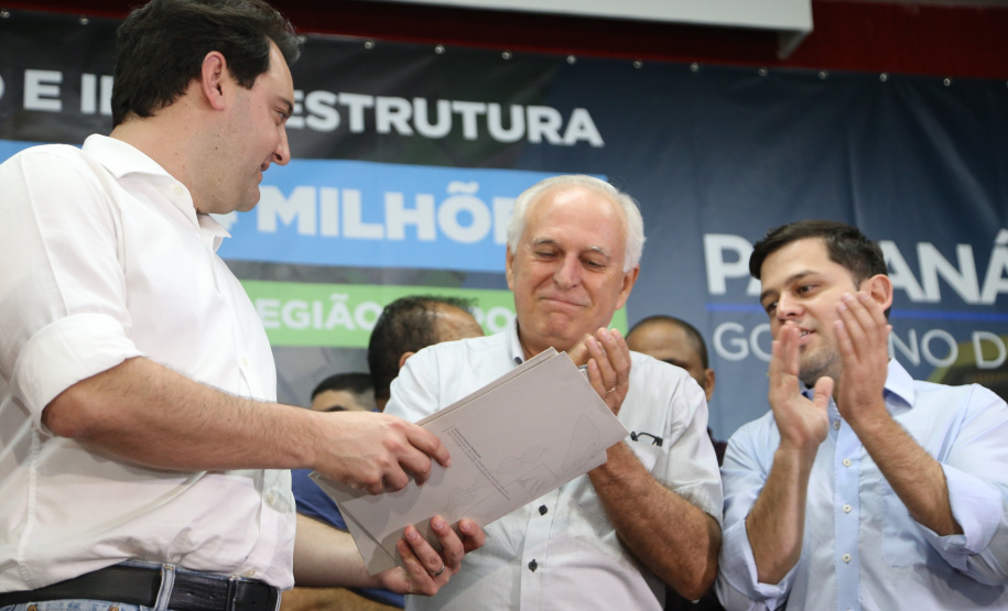 Obras de pavimentação de ruas, construção de praças e de barracão industrial estão entre os projetos que 26 municípios do Noroeste do Paraná farão com apoio do Estado. Os recursos somam R$ 44 milhões e foram confirmados pelo governador Carlos Massa Ratinho Junior nesta quinta-feira (12) durante encontro com os prefeitos, em Paranavaí. No mesmo evento, o governador autorizou recursos para equipamentos e obras na nova unidade da Santa Casa de Paranavaí. Foto: José Fernando Ogura/AEN