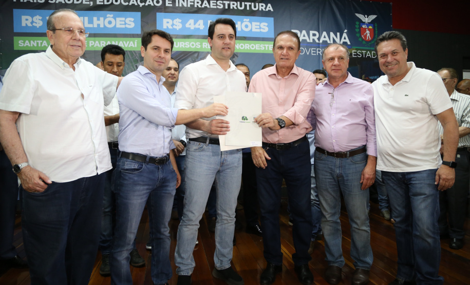 Obras de pavimentação de ruas, construção de praças e de barracão industrial estão entre os projetos que 26 municípios do Noroeste do Paraná farão com apoio do Estado. Os recursos somam R$ 44 milhões e foram confirmados pelo governador Carlos Massa Ratinho Junior nesta quinta-feira (12) durante encontro com os prefeitos, em Paranavaí. No mesmo evento, o governador autorizou recursos para equipamentos e obras na nova unidade da Santa Casa de Paranavaí. Foto: José Fernando Ogura/AEN