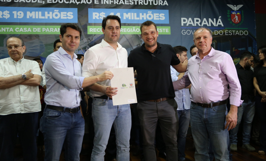 Obras de pavimentação de ruas, construção de praças e de barracão industrial estão entre os projetos que 26 municípios do Noroeste do Paraná farão com apoio do Estado. Os recursos somam R$ 44 milhões e foram confirmados pelo governador Carlos Massa Ratinho Junior nesta quinta-feira (12) durante encontro com os prefeitos, em Paranavaí. No mesmo evento, o governador autorizou recursos para equipamentos e obras na nova unidade da Santa Casa de Paranavaí. Foto: José Fernando Ogura/AEN