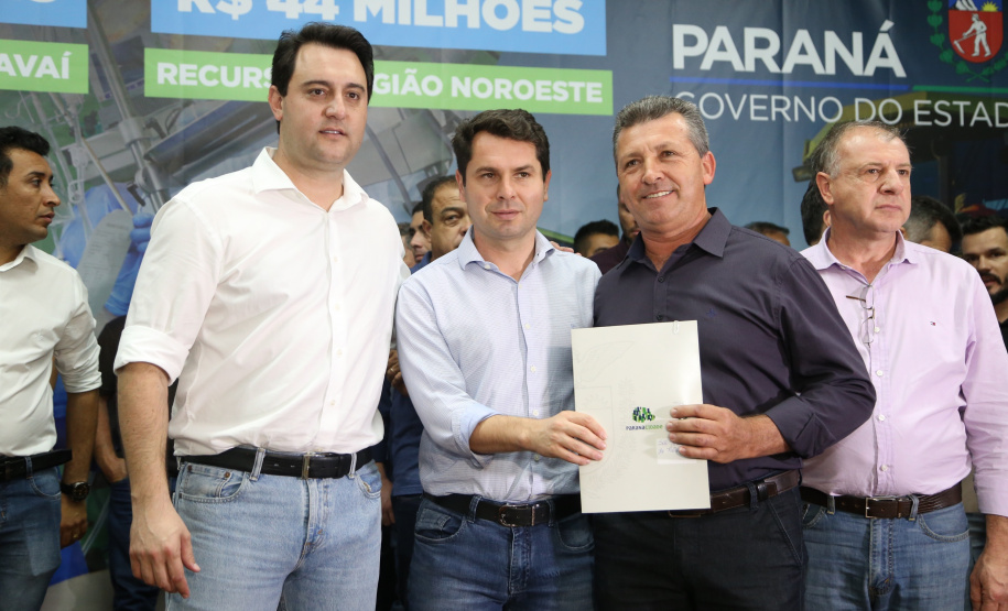 Obras de pavimentação de ruas, construção de praças e de barracão industrial estão entre os projetos que 26 municípios do Noroeste do Paraná farão com apoio do Estado. Os recursos somam R$ 44 milhões e foram confirmados pelo governador Carlos Massa Ratinho Junior nesta quinta-feira (12) durante encontro com os prefeitos, em Paranavaí. No mesmo evento, o governador autorizou recursos para equipamentos e obras na nova unidade da Santa Casa de Paranavaí. Foto: José Fernando Ogura/AEN