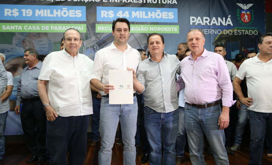 Obras de pavimentação de ruas, construção de praças e de barracão industrial estão entre os projetos que 26 municípios do Noroeste do Paraná farão com apoio do Estado. Os recursos somam R$ 44 milhões e foram confirmados pelo governador Carlos Massa Ratinho Junior nesta quinta-feira (12) durante encontro com os prefeitos, em Paranavaí. No mesmo evento, o governador autorizou recursos para equipamentos e obras na nova unidade da Santa Casa de Paranavaí. Foto: José Fernando Ogura/AEN