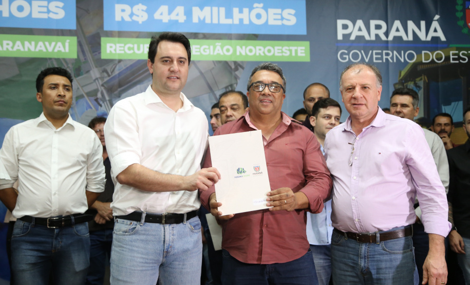 Obras de pavimentação de ruas, construção de praças e de barracão industrial estão entre os projetos que 26 municípios do Noroeste do Paraná farão com apoio do Estado. Os recursos somam R$ 44 milhões e foram confirmados pelo governador Carlos Massa Ratinho Junior nesta quinta-feira (12) durante encontro com os prefeitos, em Paranavaí. No mesmo evento, o governador autorizou recursos para equipamentos e obras na nova unidade da Santa Casa de Paranavaí. Foto: José Fernando Ogura/AEN