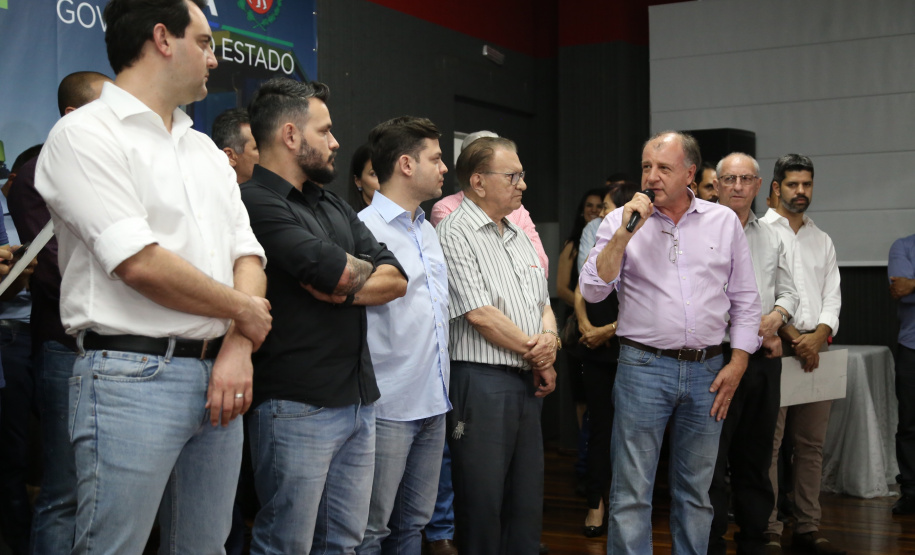 Obras de pavimentação de ruas, construção de praças e de barracão industrial estão entre os projetos que 26 municípios do Noroeste do Paraná farão com apoio do Estado. Os recursos somam R$ 44 milhões e foram confirmados pelo governador Carlos Massa Ratinho Junior nesta quinta-feira (12) durante encontro com os prefeitos, em Paranavaí. No mesmo evento, o governador autorizou recursos para equipamentos e obras na nova unidade da Santa Casa de Paranavaí. Foto: José Fernando Ogura/AEN