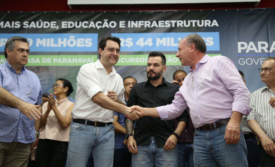 Obras de pavimentação de ruas, construção de praças e de barracão industrial estão entre os projetos que 26 municípios do Noroeste do Paraná farão com apoio do Estado. Os recursos somam R$ 44 milhões e foram confirmados pelo governador Carlos Massa Ratinho Junior nesta quinta-feira (12) durante encontro com os prefeitos, em Paranavaí. No mesmo evento, o governador autorizou recursos para equipamentos e obras na nova unidade da Santa Casa de Paranavaí. Foto: José Fernando Ogura/AEN