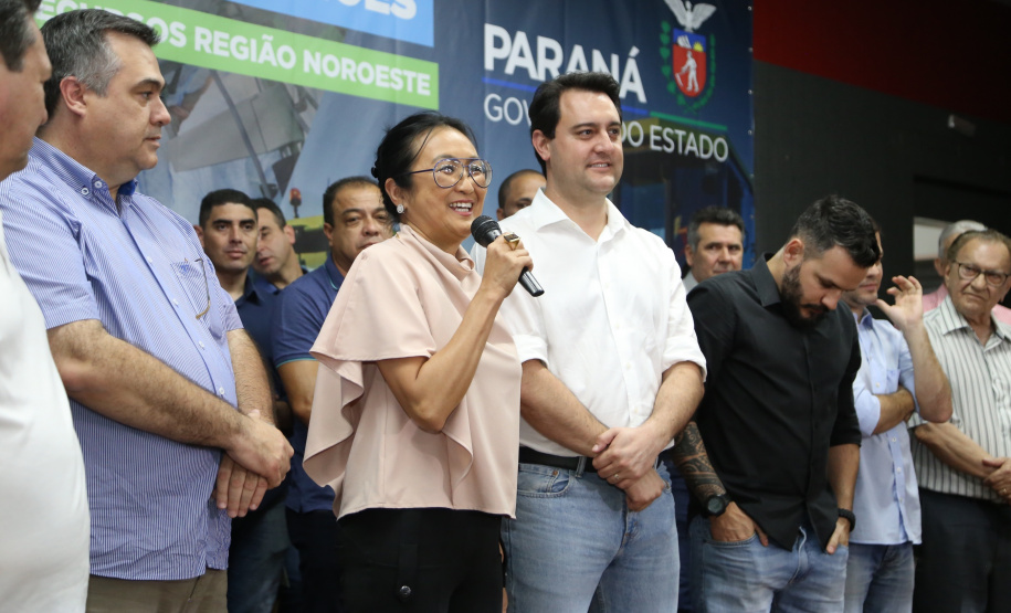 Obras de pavimentação de ruas, construção de praças e de barracão industrial estão entre os projetos que 26 municípios do Noroeste do Paraná farão com apoio do Estado. Os recursos somam R$ 44 milhões e foram confirmados pelo governador Carlos Massa Ratinho Junior nesta quinta-feira (12) durante encontro com os prefeitos, em Paranavaí. No mesmo evento, o governador autorizou recursos para equipamentos e obras na nova unidade da Santa Casa de Paranavaí. Foto: José Fernando Ogura/AEN