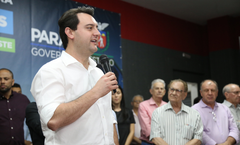 Obras de pavimentação de ruas, construção de praças e de barracão industrial estão entre os projetos que 26 municípios do Noroeste do Paraná farão com apoio do Estado. Os recursos somam R$ 44 milhões e foram confirmados pelo governador Carlos Massa Ratinho Junior nesta quinta-feira (12) durante encontro com os prefeitos, em Paranavaí. No mesmo evento, o governador autorizou recursos para equipamentos e obras na nova unidade da Santa Casa de Paranavaí. Foto: José Fernando Ogura/AEN