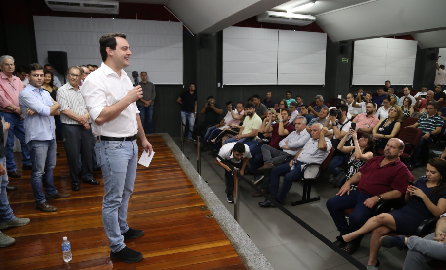 Obras de pavimentação de ruas, construção de praças e de barracão industrial estão entre os projetos que 26 municípios do Noroeste do Paraná farão com apoio do Estado. Os recursos somam R$ 44 milhões e foram confirmados pelo governador Carlos Massa Ratinho Junior nesta quinta-feira (12) durante encontro com os prefeitos, em Paranavaí. No mesmo evento, o governador autorizou recursos para equipamentos e obras na nova unidade da Santa Casa de Paranavaí. Foto: José Fernando Ogura/AEN