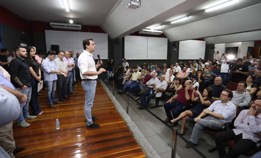 Obras de pavimentação de ruas, construção de praças e de barracão industrial estão entre os projetos que 26 municípios do Noroeste do Paraná farão com apoio do Estado. Os recursos somam R$ 44 milhões e foram confirmados pelo governador Carlos Massa Ratinho Junior nesta quinta-feira (12) durante encontro com os prefeitos, em Paranavaí. No mesmo evento, o governador autorizou recursos para equipamentos e obras na nova unidade da Santa Casa de Paranavaí. Foto: José Fernando Ogura/AEN