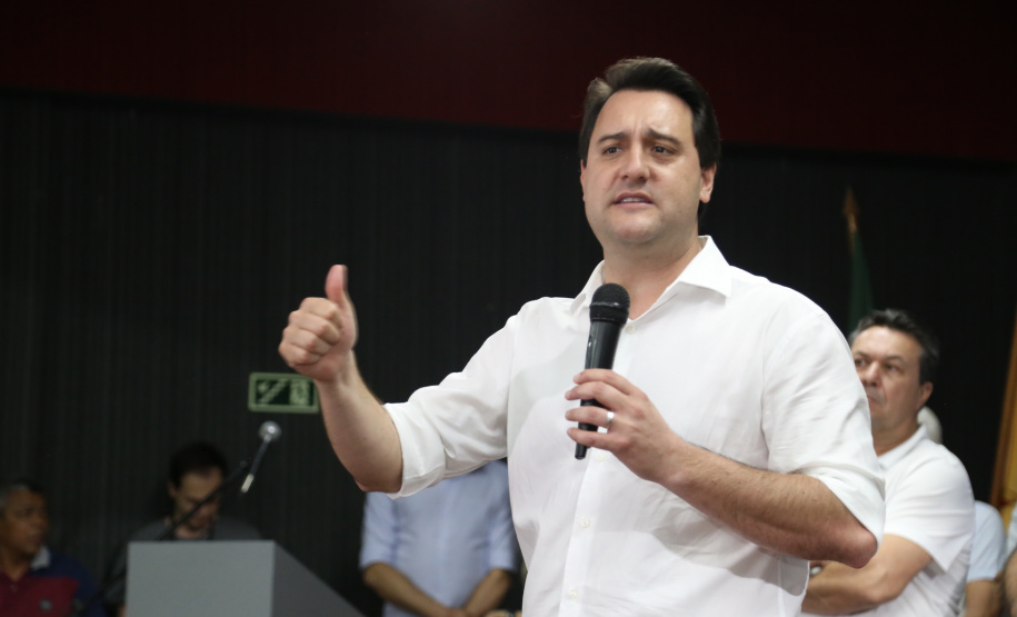 Obras de pavimentação de ruas, construção de praças e de barracão industrial estão entre os projetos que 26 municípios do Noroeste do Paraná farão com apoio do Estado. Os recursos somam R$ 44 milhões e foram confirmados pelo governador Carlos Massa Ratinho Junior nesta quinta-feira (12) durante encontro com os prefeitos, em Paranavaí. No mesmo evento, o governador autorizou recursos para equipamentos e obras na nova unidade da Santa Casa de Paranavaí. Foto: José Fernando Ogura/AEN