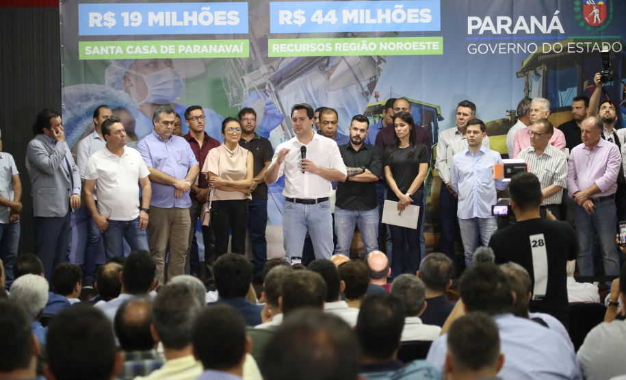 Obras de pavimentação de ruas, construção de praças e de barracão industrial estão entre os projetos que 26 municípios do Noroeste do Paraná farão com apoio do Estado. Os recursos somam R$ 44 milhões e foram confirmados pelo governador Carlos Massa Ratinho Junior nesta quinta-feira (12) durante encontro com os prefeitos, em Paranavaí. No mesmo evento, o governador autorizou recursos para equipamentos e obras na nova unidade da Santa Casa de Paranavaí. Foto: José Fernando Ogura/AEN