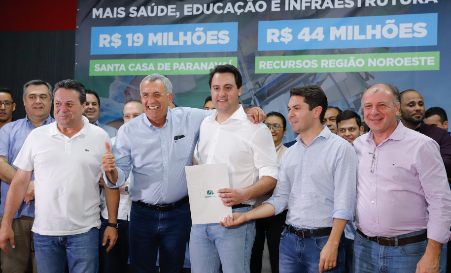 Obras de pavimentação de ruas, construção de praças e de barracão industrial estão entre os projetos que 26 municípios do Noroeste do Paraná farão com apoio do Estado. Os recursos somam R$ 44 milhões e foram confirmados pelo governador Carlos Massa Ratinho Junior nesta quinta-feira (12) durante encontro com os prefeitos, em Paranavaí. No mesmo evento, o governador autorizou recursos para equipamentos e obras na nova unidade da Santa Casa de Paranavaí.