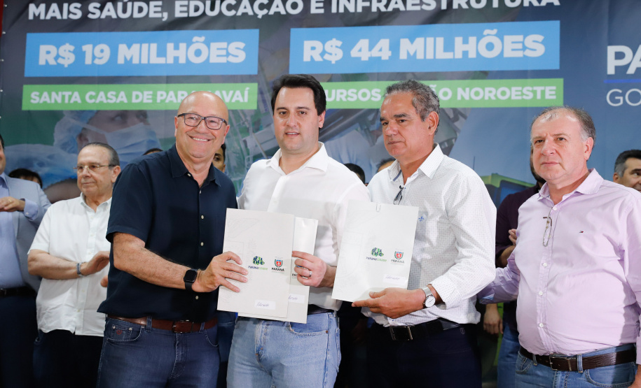 Obras de pavimentação de ruas, construção de praças e de barracão industrial estão entre os projetos que 26 municípios do Noroeste do Paraná farão com apoio do Estado. Os recursos somam R$ 44 milhões e foram confirmados pelo governador Carlos Massa Ratinho Junior nesta quinta-feira (12) durante encontro com os prefeitos, em Paranavaí. No mesmo evento, o governador autorizou recursos para equipamentos e obras na nova unidade da Santa Casa de Paranavaí.