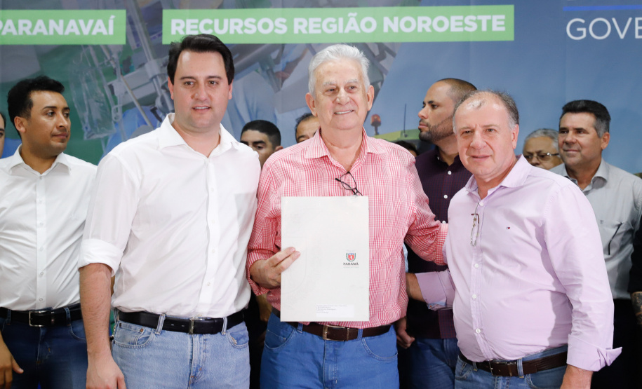 Obras de pavimentação de ruas, construção de praças e de barracão industrial estão entre os projetos que 26 municípios do Noroeste do Paraná farão com apoio do Estado. Os recursos somam R$ 44 milhões e foram confirmados pelo governador Carlos Massa Ratinho Junior nesta quinta-feira (12) durante encontro com os prefeitos, em Paranavaí. No mesmo evento, o governador autorizou recursos para equipamentos e obras na nova unidade da Santa Casa de Paranavaí.