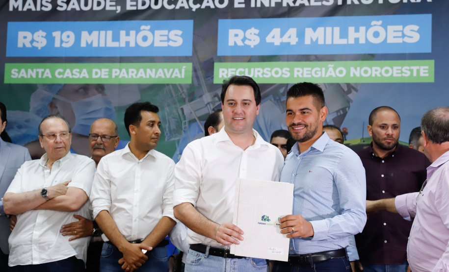 Obras de pavimentação de ruas, construção de praças e de barracão industrial estão entre os projetos que 26 municípios do Noroeste do Paraná farão com apoio do Estado. Os recursos somam R$ 44 milhões e foram confirmados pelo governador Carlos Massa Ratinho Junior nesta quinta-feira (12) durante encontro com os prefeitos, em Paranavaí. No mesmo evento, o governador autorizou recursos para equipamentos e obras na nova unidade da Santa Casa de Paranavaí.