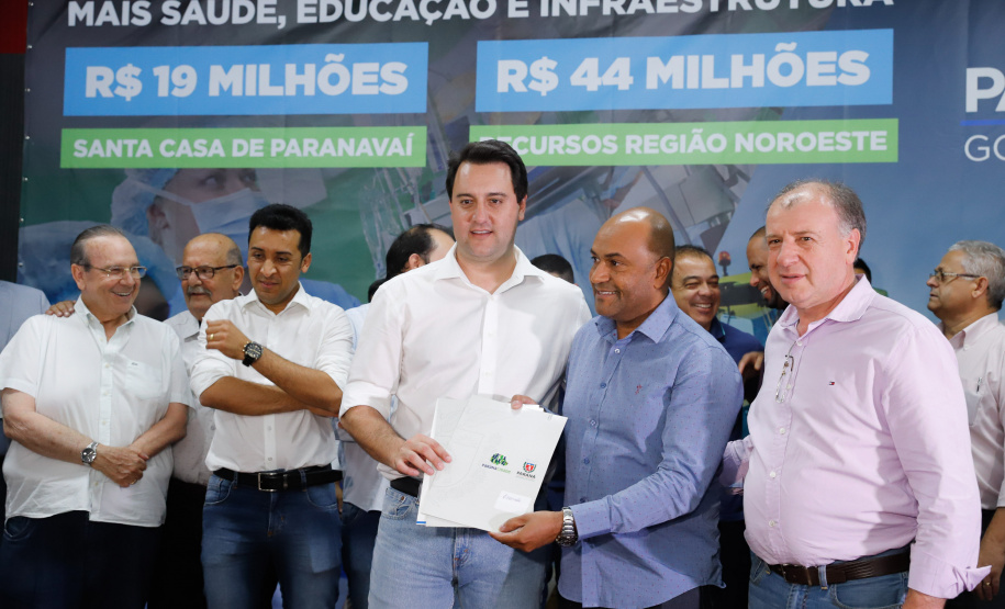 Obras de pavimentação de ruas, construção de praças e de barracão industrial estão entre os projetos que 26 municípios do Noroeste do Paraná farão com apoio do Estado. Os recursos somam R$ 44 milhões e foram confirmados pelo governador Carlos Massa Ratinho Junior nesta quinta-feira (12) durante encontro com os prefeitos, em Paranavaí. No mesmo evento, o governador autorizou recursos para equipamentos e obras na nova unidade da Santa Casa de Paranavaí.