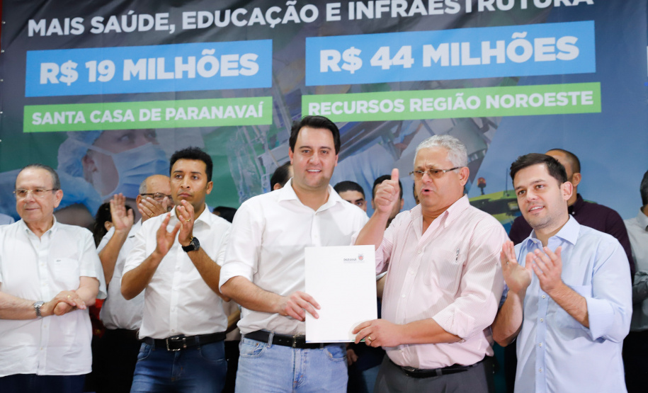 Obras de pavimentação de ruas, construção de praças e de barracão industrial estão entre os projetos que 26 municípios do Noroeste do Paraná farão com apoio do Estado. Os recursos somam R$ 44 milhões e foram confirmados pelo governador Carlos Massa Ratinho Junior nesta quinta-feira (12) durante encontro com os prefeitos, em Paranavaí. No mesmo evento, o governador autorizou recursos para equipamentos e obras na nova unidade da Santa Casa de Paranavaí.