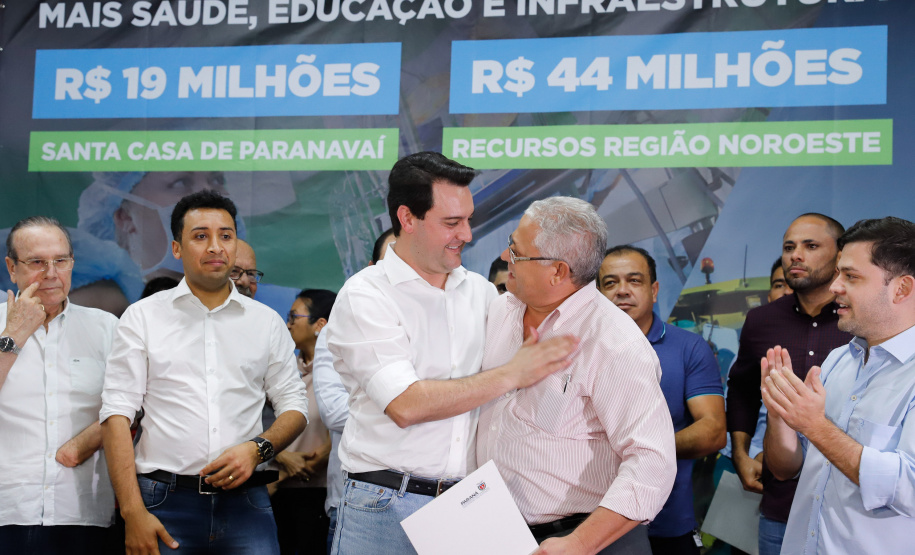 Obras de pavimentação de ruas, construção de praças e de barracão industrial estão entre os projetos que 26 municípios do Noroeste do Paraná farão com apoio do Estado. Os recursos somam R$ 44 milhões e foram confirmados pelo governador Carlos Massa Ratinho Junior nesta quinta-feira (12) durante encontro com os prefeitos, em Paranavaí. No mesmo evento, o governador autorizou recursos para equipamentos e obras na nova unidade da Santa Casa de Paranavaí.