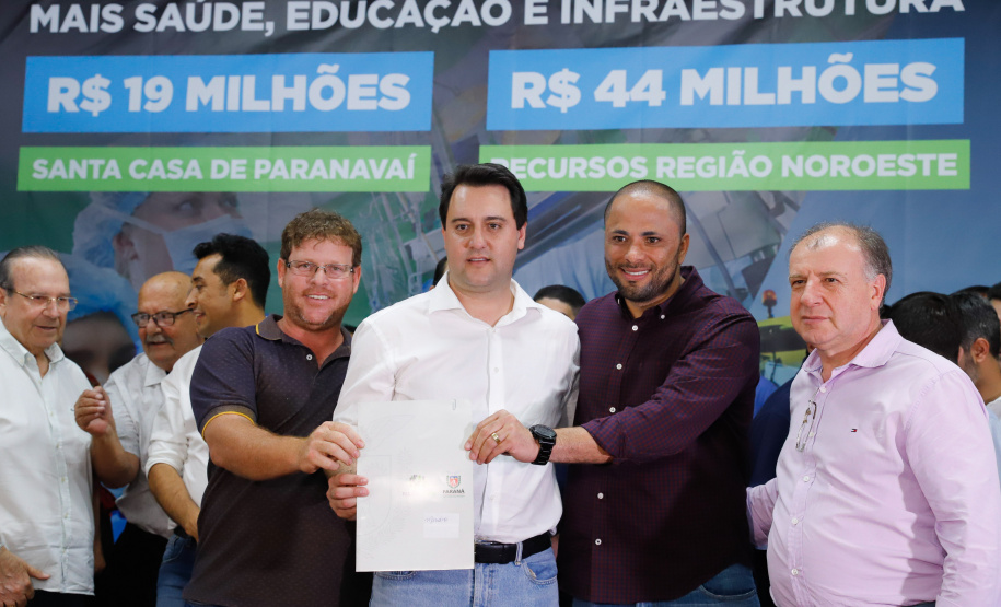 Obras de pavimentação de ruas, construção de praças e de barracão industrial estão entre os projetos que 26 municípios do Noroeste do Paraná farão com apoio do Estado. Os recursos somam R$ 44 milhões e foram confirmados pelo governador Carlos Massa Ratinho Junior nesta quinta-feira (12) durante encontro com os prefeitos, em Paranavaí. No mesmo evento, o governador autorizou recursos para equipamentos e obras na nova unidade da Santa Casa de Paranavaí.