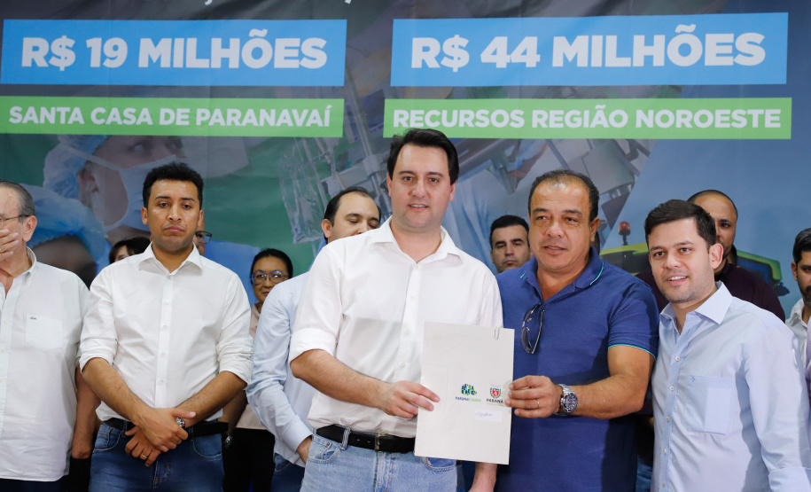 Obras de pavimentação de ruas, construção de praças e de barracão industrial estão entre os projetos que 26 municípios do Noroeste do Paraná farão com apoio do Estado. Os recursos somam R$ 44 milhões e foram confirmados pelo governador Carlos Massa Ratinho Junior nesta quinta-feira (12) durante encontro com os prefeitos, em Paranavaí. No mesmo evento, o governador autorizou recursos para equipamentos e obras na nova unidade da Santa Casa de Paranavaí.