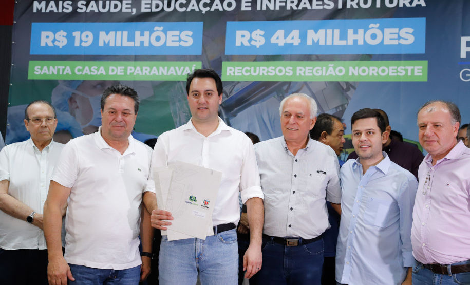 Obras de pavimentação de ruas, construção de praças e de barracão industrial estão entre os projetos que 26 municípios do Noroeste do Paraná farão com apoio do Estado. Os recursos somam R$ 44 milhões e foram confirmados pelo governador Carlos Massa Ratinho Junior nesta quinta-feira (12) durante encontro com os prefeitos, em Paranavaí. No mesmo evento, o governador autorizou recursos para equipamentos e obras na nova unidade da Santa Casa de Paranavaí.