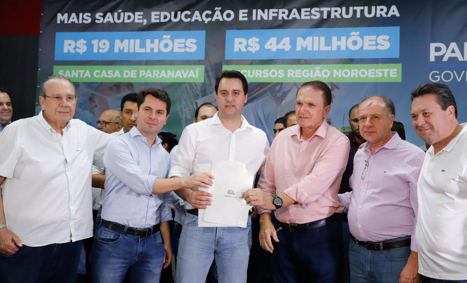 Obras de pavimentação de ruas, construção de praças e de barracão industrial estão entre os projetos que 26 municípios do Noroeste do Paraná farão com apoio do Estado. Os recursos somam R$ 44 milhões e foram confirmados pelo governador Carlos Massa Ratinho Junior nesta quinta-feira (12) durante encontro com os prefeitos, em Paranavaí. No mesmo evento, o governador autorizou recursos para equipamentos e obras na nova unidade da Santa Casa de Paranavaí.