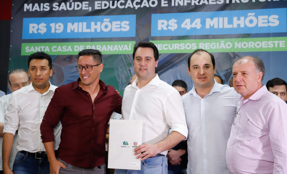 Obras de pavimentação de ruas, construção de praças e de barracão industrial estão entre os projetos que 26 municípios do Noroeste do Paraná farão com apoio do Estado. Os recursos somam R$ 44 milhões e foram confirmados pelo governador Carlos Massa Ratinho Junior nesta quinta-feira (12) durante encontro com os prefeitos, em Paranavaí. No mesmo evento, o governador autorizou recursos para equipamentos e obras na nova unidade da Santa Casa de Paranavaí.