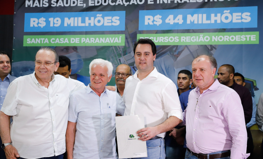 Obras de pavimentação de ruas, construção de praças e de barracão industrial estão entre os projetos que 26 municípios do Noroeste do Paraná farão com apoio do Estado. Os recursos somam R$ 44 milhões e foram confirmados pelo governador Carlos Massa Ratinho Junior nesta quinta-feira (12) durante encontro com os prefeitos, em Paranavaí. No mesmo evento, o governador autorizou recursos para equipamentos e obras na nova unidade da Santa Casa de Paranavaí.