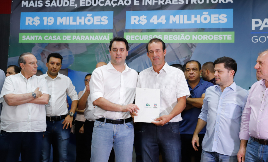 Obras de pavimentação de ruas, construção de praças e de barracão industrial estão entre os projetos que 26 municípios do Noroeste do Paraná farão com apoio do Estado. Os recursos somam R$ 44 milhões e foram confirmados pelo governador Carlos Massa Ratinho Junior nesta quinta-feira (12) durante encontro com os prefeitos, em Paranavaí. No mesmo evento, o governador autorizou recursos para equipamentos e obras na nova unidade da Santa Casa de Paranavaí.