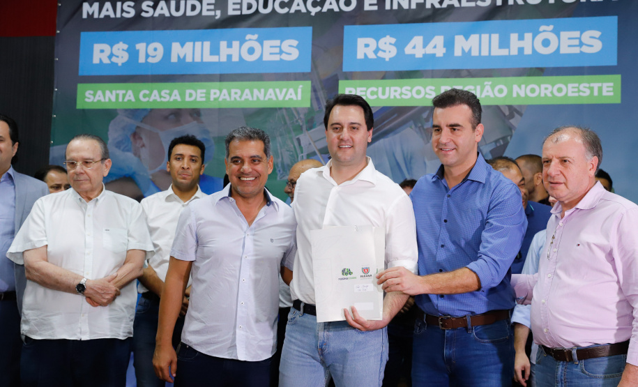 Obras de pavimentação de ruas, construção de praças e de barracão industrial estão entre os projetos que 26 municípios do Noroeste do Paraná farão com apoio do Estado. Os recursos somam R$ 44 milhões e foram confirmados pelo governador Carlos Massa Ratinho Junior nesta quinta-feira (12) durante encontro com os prefeitos, em Paranavaí. No mesmo evento, o governador autorizou recursos para equipamentos e obras na nova unidade da Santa Casa de Paranavaí.