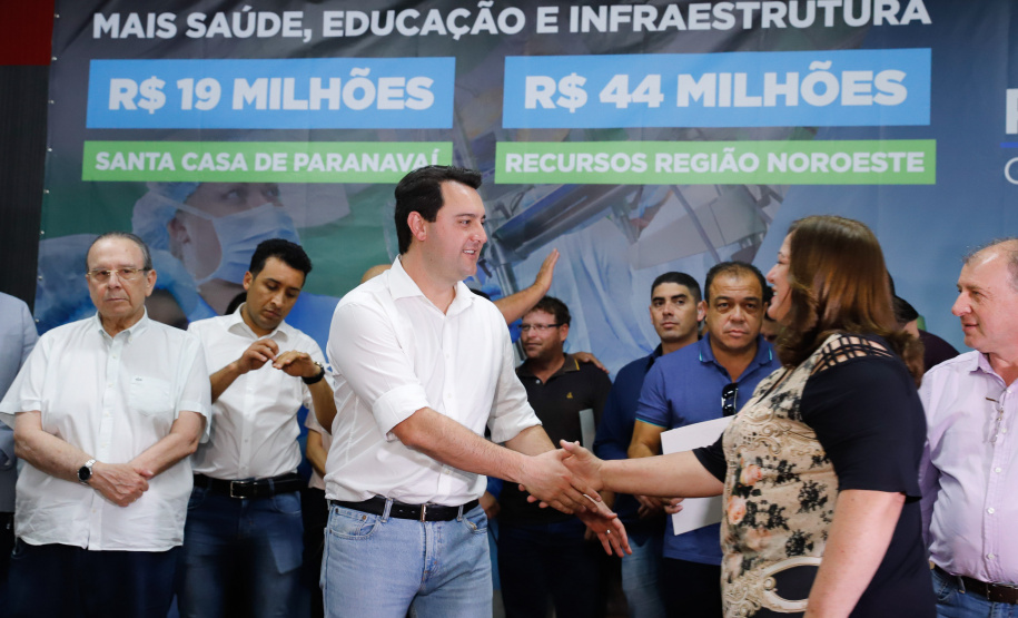 Obras de pavimentação de ruas, construção de praças e de barracão industrial estão entre os projetos que 26 municípios do Noroeste do Paraná farão com apoio do Estado. Os recursos somam R$ 44 milhões e foram confirmados pelo governador Carlos Massa Ratinho Junior nesta quinta-feira (12) durante encontro com os prefeitos, em Paranavaí. No mesmo evento, o governador autorizou recursos para equipamentos e obras na nova unidade da Santa Casa de Paranavaí.