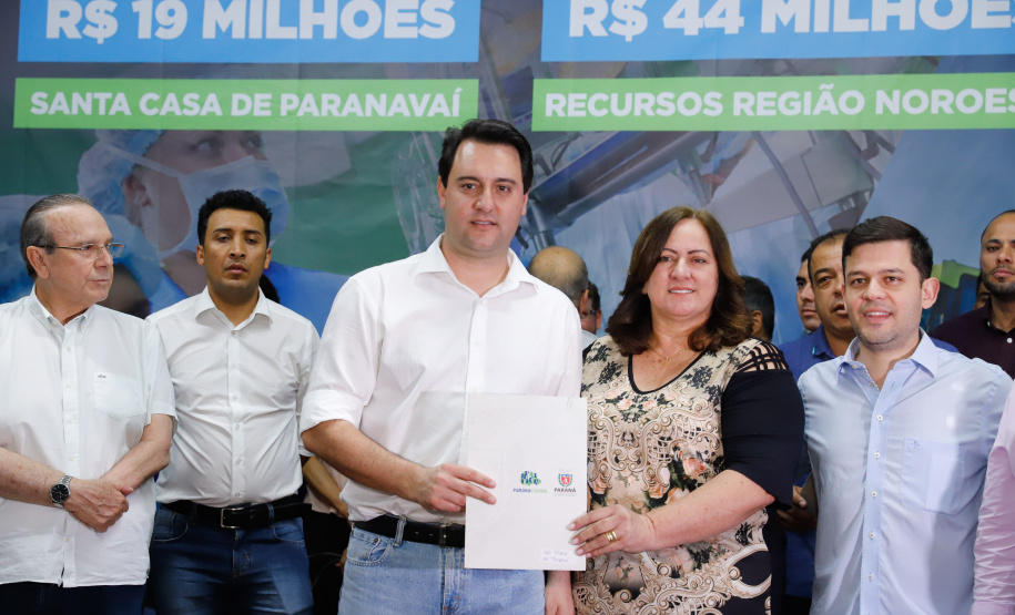 Obras de pavimentação de ruas, construção de praças e de barracão industrial estão entre os projetos que 26 municípios do Noroeste do Paraná farão com apoio do Estado. Os recursos somam R$ 44 milhões e foram confirmados pelo governador Carlos Massa Ratinho Junior nesta quinta-feira (12) durante encontro com os prefeitos, em Paranavaí. No mesmo evento, o governador autorizou recursos para equipamentos e obras na nova unidade da Santa Casa de Paranavaí.