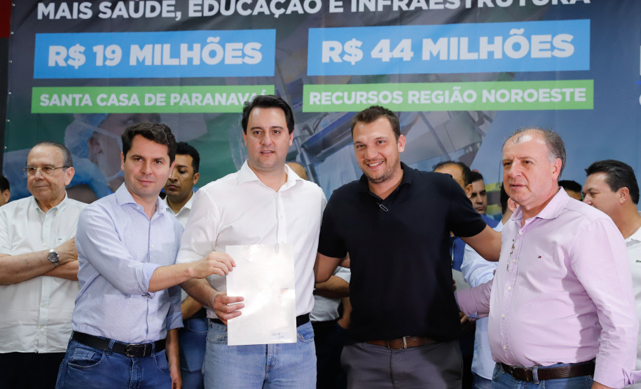 Obras de pavimentação de ruas, construção de praças e de barracão industrial estão entre os projetos que 26 municípios do Noroeste do Paraná farão com apoio do Estado. Os recursos somam R$ 44 milhões e foram confirmados pelo governador Carlos Massa Ratinho Junior nesta quinta-feira (12) durante encontro com os prefeitos, em Paranavaí. No mesmo evento, o governador autorizou recursos para equipamentos e obras na nova unidade da Santa Casa de Paranavaí.