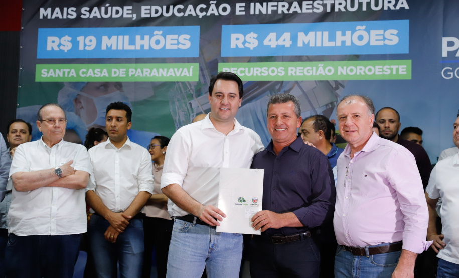 Obras de pavimentação de ruas, construção de praças e de barracão industrial estão entre os projetos que 26 municípios do Noroeste do Paraná farão com apoio do Estado. Os recursos somam R$ 44 milhões e foram confirmados pelo governador Carlos Massa Ratinho Junior nesta quinta-feira (12) durante encontro com os prefeitos, em Paranavaí. No mesmo evento, o governador autorizou recursos para equipamentos e obras na nova unidade da Santa Casa de Paranavaí.