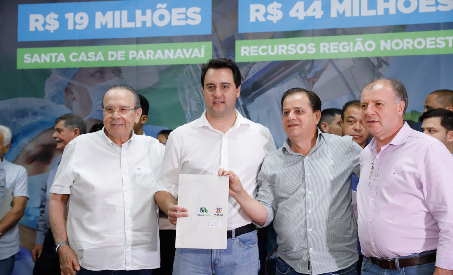 Obras de pavimentação de ruas, construção de praças e de barracão industrial estão entre os projetos que 26 municípios do Noroeste do Paraná farão com apoio do Estado. Os recursos somam R$ 44 milhões e foram confirmados pelo governador Carlos Massa Ratinho Junior nesta quinta-feira (12) durante encontro com os prefeitos, em Paranavaí. No mesmo evento, o governador autorizou recursos para equipamentos e obras na nova unidade da Santa Casa de Paranavaí.