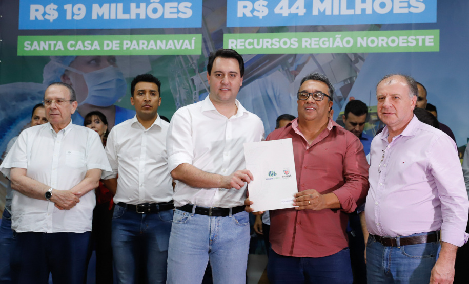 Obras de pavimentação de ruas, construção de praças e de barracão industrial estão entre os projetos que 26 municípios do Noroeste do Paraná farão com apoio do Estado. Os recursos somam R$ 44 milhões e foram confirmados pelo governador Carlos Massa Ratinho Junior nesta quinta-feira (12) durante encontro com os prefeitos, em Paranavaí. No mesmo evento, o governador autorizou recursos para equipamentos e obras na nova unidade da Santa Casa de Paranavaí.