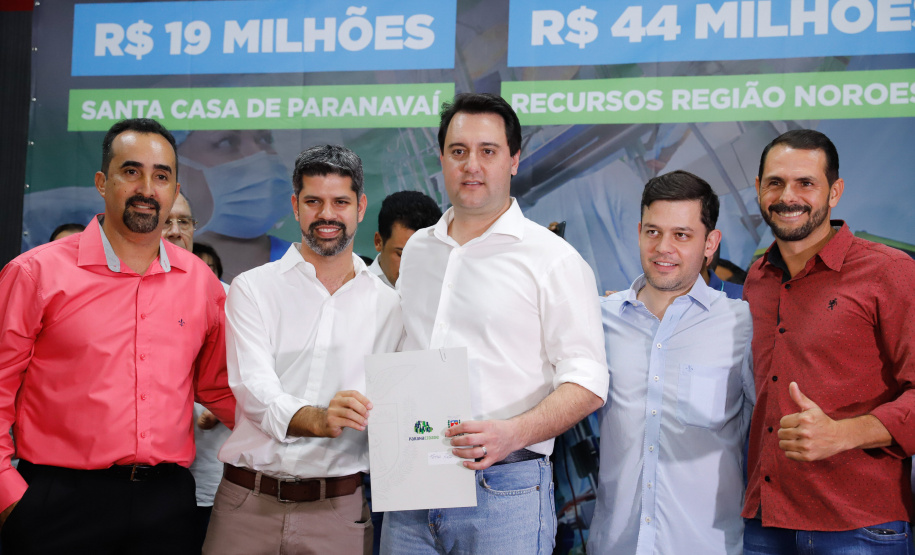 Obras de pavimentação de ruas, construção de praças e de barracão industrial estão entre os projetos que 26 municípios do Noroeste do Paraná farão com apoio do Estado. Os recursos somam R$ 44 milhões e foram confirmados pelo governador Carlos Massa Ratinho Junior nesta quinta-feira (12) durante encontro com os prefeitos, em Paranavaí. No mesmo evento, o governador autorizou recursos para equipamentos e obras na nova unidade da Santa Casa de Paranavaí.