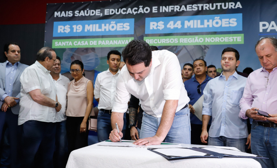 Obras de pavimentação de ruas, construção de praças e de barracão industrial estão entre os projetos que 26 municípios do Noroeste do Paraná farão com apoio do Estado. Os recursos somam R$ 44 milhões e foram confirmados pelo governador Carlos Massa Ratinho Junior nesta quinta-feira (12) durante encontro com os prefeitos, em Paranavaí. No mesmo evento, o governador autorizou recursos para equipamentos e obras na nova unidade da Santa Casa de Paranavaí.