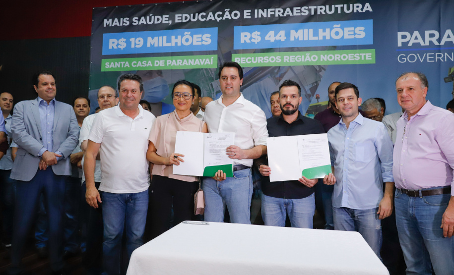 Obras de pavimentação de ruas, construção de praças e de barracão industrial estão entre os projetos que 26 municípios do Noroeste do Paraná farão com apoio do Estado. Os recursos somam R$ 44 milhões e foram confirmados pelo governador Carlos Massa Ratinho Junior nesta quinta-feira (12) durante encontro com os prefeitos, em Paranavaí. No mesmo evento, o governador autorizou recursos para equipamentos e obras na nova unidade da Santa Casa de Paranavaí.