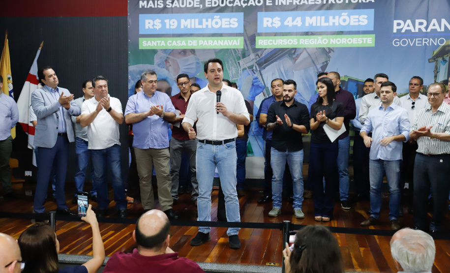 Obras de pavimentação de ruas, construção de praças e de barracão industrial estão entre os projetos que 26 municípios do Noroeste do Paraná farão com apoio do Estado. Os recursos somam R$ 44 milhões e foram confirmados pelo governador Carlos Massa Ratinho Junior nesta quinta-feira (12) durante encontro com os prefeitos, em Paranavaí. No mesmo evento, o governador autorizou recursos para equipamentos e obras na nova unidade da Santa Casa de Paranavaí.