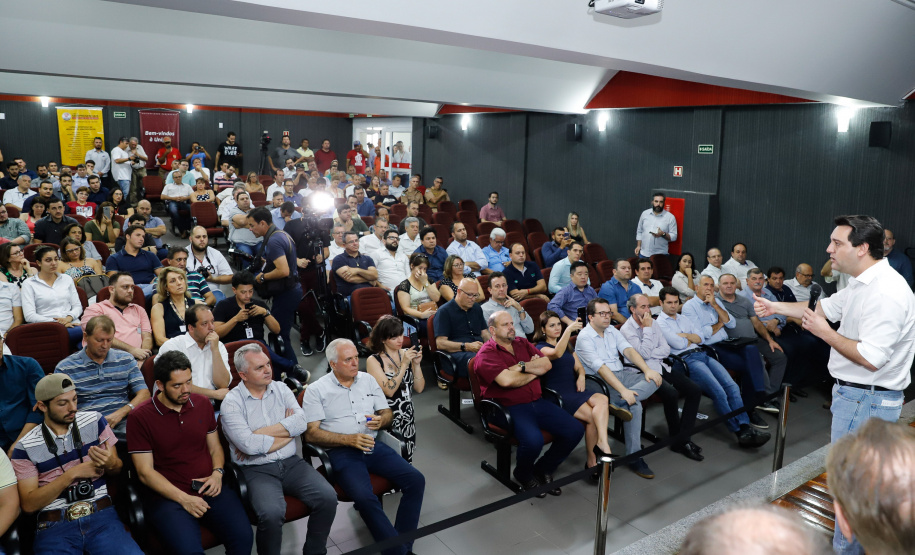 Obras de pavimentação de ruas, construção de praças e de barracão industrial estão entre os projetos que 26 municípios do Noroeste do Paraná farão com apoio do Estado. Os recursos somam R$ 44 milhões e foram confirmados pelo governador Carlos Massa Ratinho Junior nesta quinta-feira (12) durante encontro com os prefeitos, em Paranavaí. No mesmo evento, o governador autorizou recursos para equipamentos e obras na nova unidade da Santa Casa de Paranavaí.