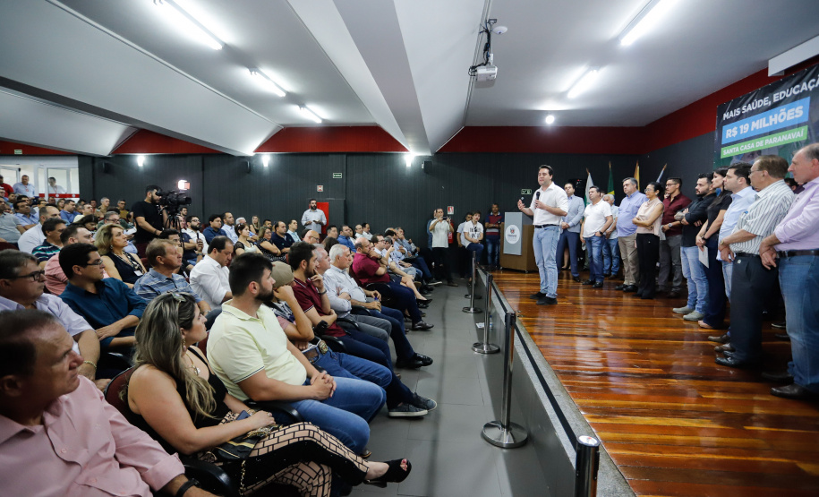 Obras de pavimentação de ruas, construção de praças e de barracão industrial estão entre os projetos que 26 municípios do Noroeste do Paraná farão com apoio do Estado. Os recursos somam R$ 44 milhões e foram confirmados pelo governador Carlos Massa Ratinho Junior nesta quinta-feira (12) durante encontro com os prefeitos, em Paranavaí. No mesmo evento, o governador autorizou recursos para equipamentos e obras na nova unidade da Santa Casa de Paranavaí.