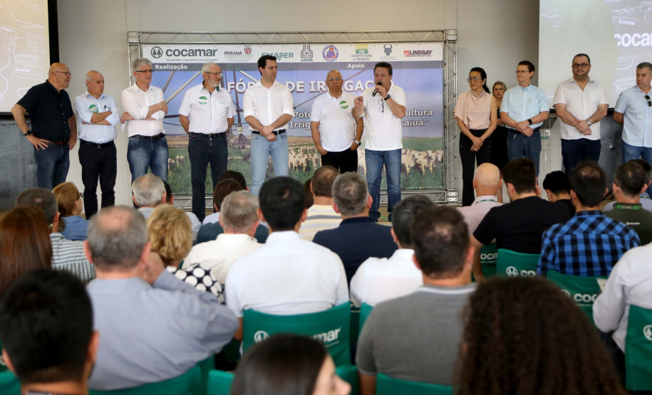 O governador Carlos Massa Ratinho Junior lançou nesta quinta-feira (12), em Paranavaí, o Programa de Irrigação, que tem como objetivo aumentar a produtividade agrícola e potencializar a produção do Paraná. A previsão é que o incremento de produção atinja até 500% em algumas culturas e facilite o processo de integração lavoura-floresta-pecuária. A iniciativa é da Secretaria da Agricultura e do Abastecimento e foi desenvolvida com o apoio da cooperativa Cocamar. Foto: José Fernando Ogura/AEN