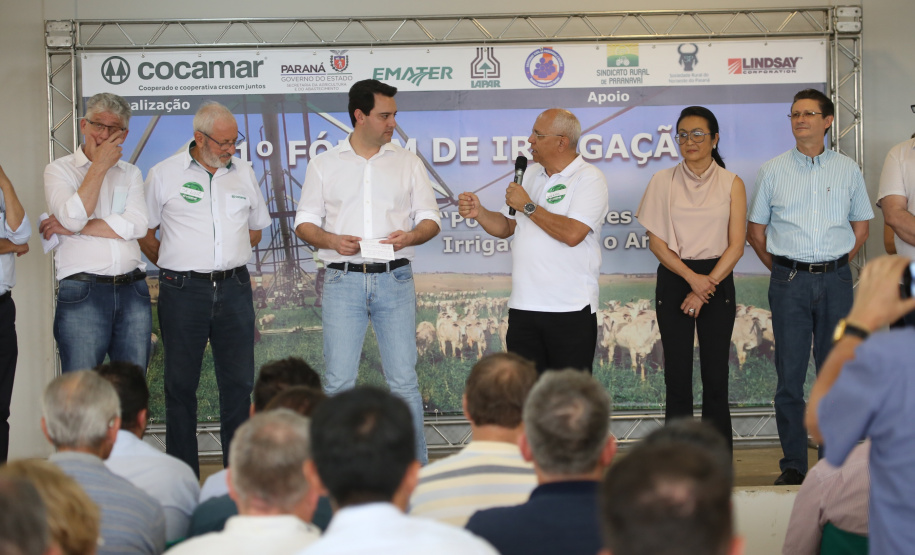 O governador Carlos Massa Ratinho Junior lançou nesta quinta-feira (12), em Paranavaí, o Programa de Irrigação, que tem como objetivo aumentar a produtividade agrícola e potencializar a produção do Paraná. A previsão é que o incremento de produção atinja até 500% em algumas culturas e facilite o processo de integração lavoura-floresta-pecuária. A iniciativa é da Secretaria da Agricultura e do Abastecimento e foi desenvolvida com o apoio da cooperativa Cocamar. Foto: José Fernando Ogura/AEN