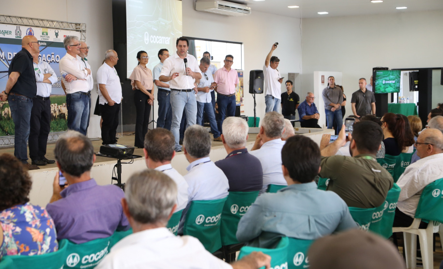O governador Carlos Massa Ratinho Junior lançou nesta quinta-feira (12), em Paranavaí, o Programa de Irrigação, que tem como objetivo aumentar a produtividade agrícola e potencializar a produção do Paraná. A previsão é que o incremento de produção atinja até 500% em algumas culturas e facilite o processo de integração lavoura-floresta-pecuária. A iniciativa é da Secretaria da Agricultura e do Abastecimento e foi desenvolvida com o apoio da cooperativa Cocamar. Foto: José Fernando Ogura/AEN
