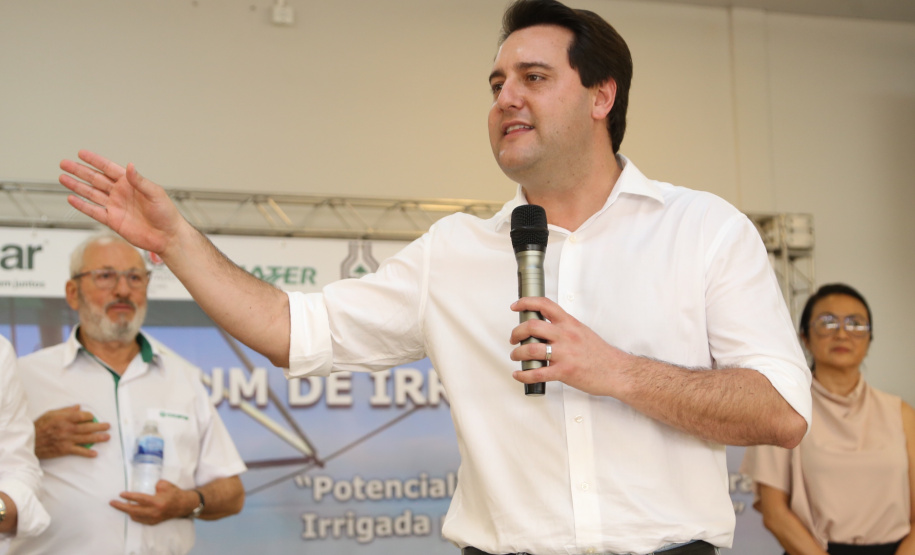 O governador Carlos Massa Ratinho Junior lançou nesta quinta-feira (12), em Paranavaí, o Programa de Irrigação, que tem como objetivo aumentar a produtividade agrícola e potencializar a produção do Paraná. A previsão é que o incremento de produção atinja até 500% em algumas culturas e facilite o processo de integração lavoura-floresta-pecuária. A iniciativa é da Secretaria da Agricultura e do Abastecimento e foi desenvolvida com o apoio da cooperativa Cocamar. Foto: José Fernando Ogura/AEN