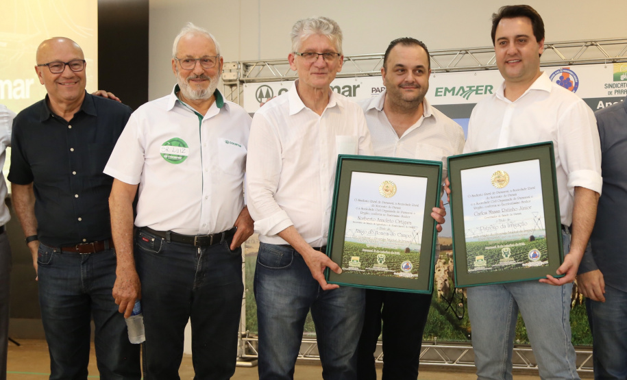 O governador Carlos Massa Ratinho Junior lançou nesta quinta-feira (12), em Paranavaí, o Programa de Irrigação, que tem como objetivo aumentar a produtividade agrícola e potencializar a produção do Paraná. A previsão é que o incremento de produção atinja até 500% em algumas culturas e facilite o processo de integração lavoura-floresta-pecuária. A iniciativa é da Secretaria da Agricultura e do Abastecimento e foi desenvolvida com o apoio da cooperativa Cocamar. Foto: José Fernando Ogura/AEN