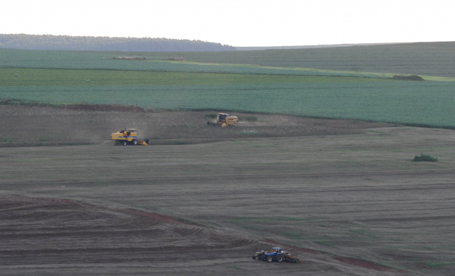 Com o encerramento do vazio sanitário na terça-feira (10), com o objetivo de evitar o fungo causador da ferrugem asiática, os agricultores paranaenses começaram nesta quarta-feira (11) o plantio da safra de soja. Foto Jonas Oliveira