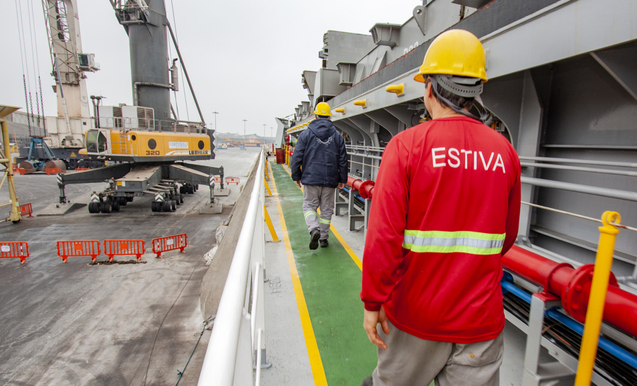 O Porto de Paranaguá lembra nesta sexta-feira (13) o aniversário de 116 de organização da categoria dos estivadores no Paraná. Fundado em 1903, o Sindicato dos Estivadores de Paranaguá (Sindestiva) foi um dos primeiros do país. É a classe de Trabalhador Portuário Avulso (TPA) mais antiga de Paranaguá. Atualmente, são cerca de 1.100 estivadores ativos no porto paranaense.