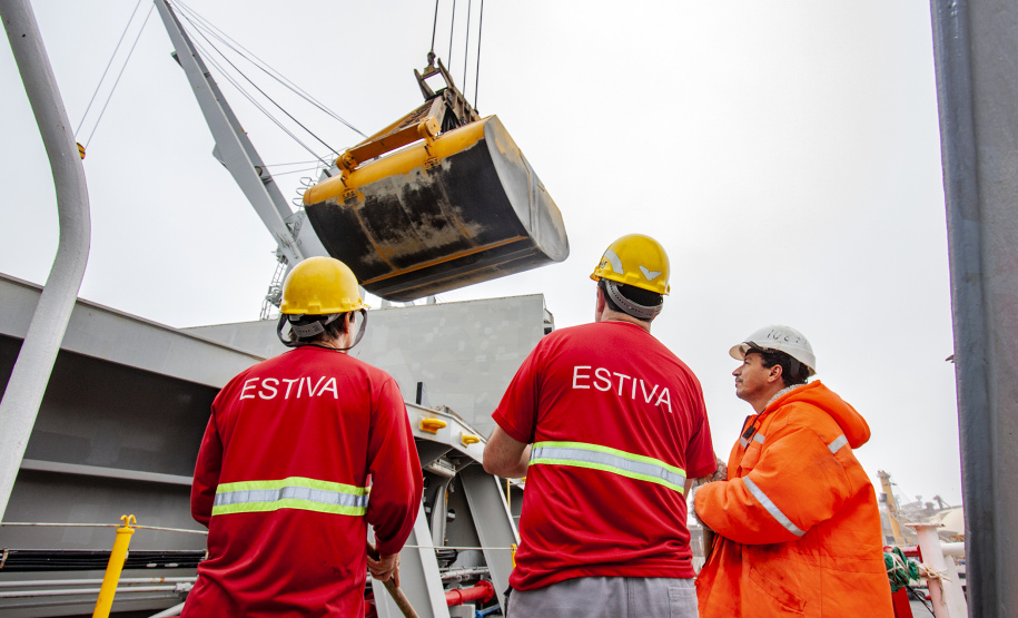 O Porto de Paranaguá lembra nesta sexta-feira (13) o aniversário de 116 de organização da categoria dos estivadores no Paraná. Fundado em 1903, o Sindicato dos Estivadores de Paranaguá (Sindestiva) foi um dos primeiros do país. É a classe de Trabalhador Portuário Avulso (TPA) mais antiga de Paranaguá. Atualmente, são cerca de 1.100 estivadores ativos no porto paranaense.