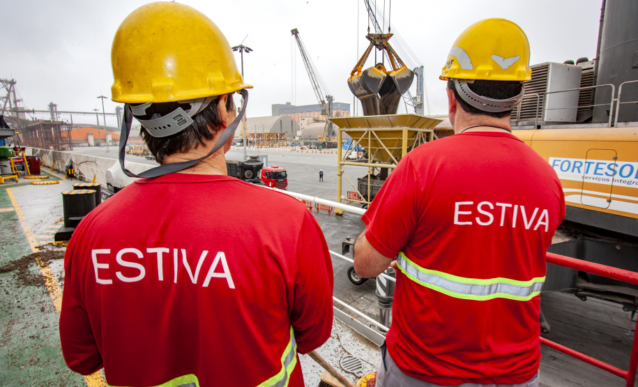 O Porto de Paranaguá lembra nesta sexta-feira (13) o aniversário de 116 de organização da categoria dos estivadores no Paraná. Fundado em 1903, o Sindicato dos Estivadores de Paranaguá (Sindestiva) foi um dos primeiros do país. É a classe de Trabalhador Portuário Avulso (TPA) mais antiga de Paranaguá. Atualmente, são cerca de 1.100 estivadores ativos no porto paranaense.